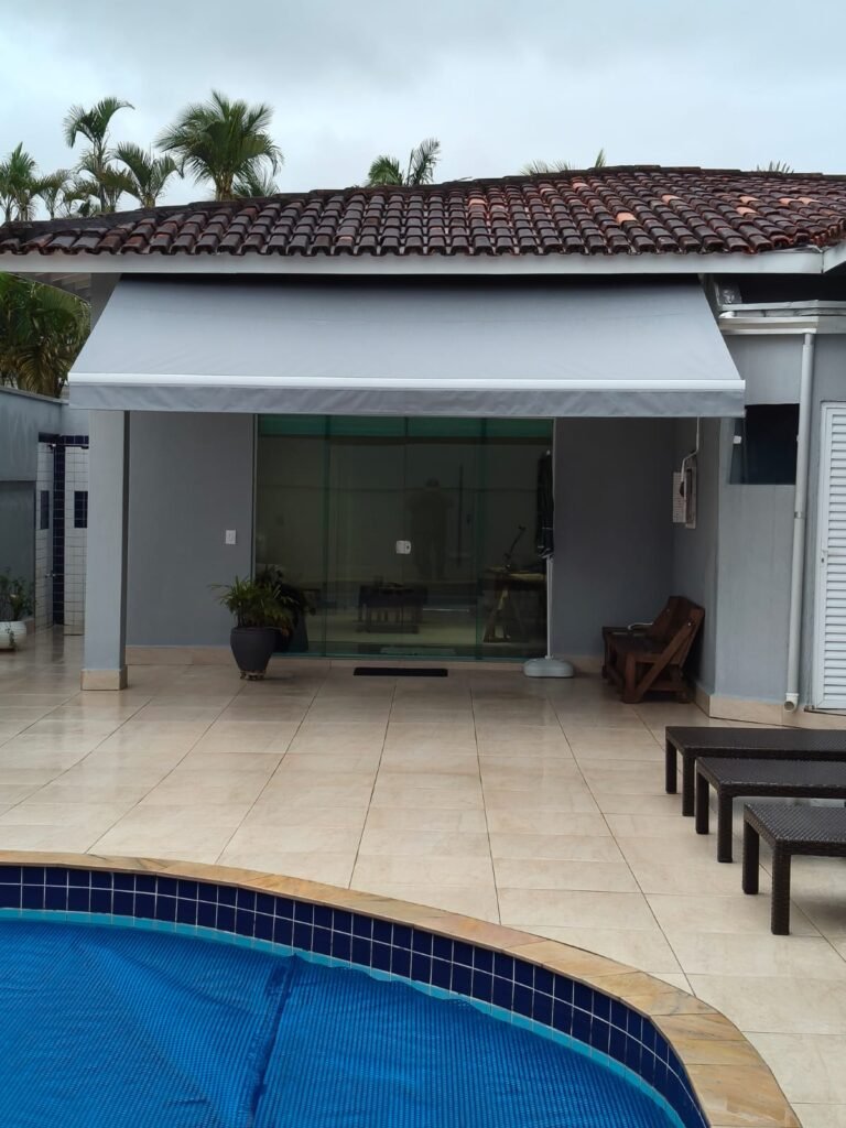 Toldo com braços articulado.WhatsApp Image 2025-11-24 at 19.59.56