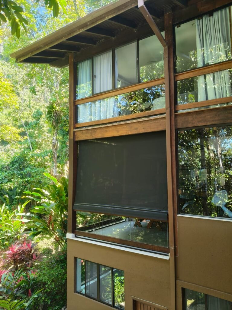 Toldo cortina com tela solarWhatsApp Image 2025-11-24 at 19.48.02